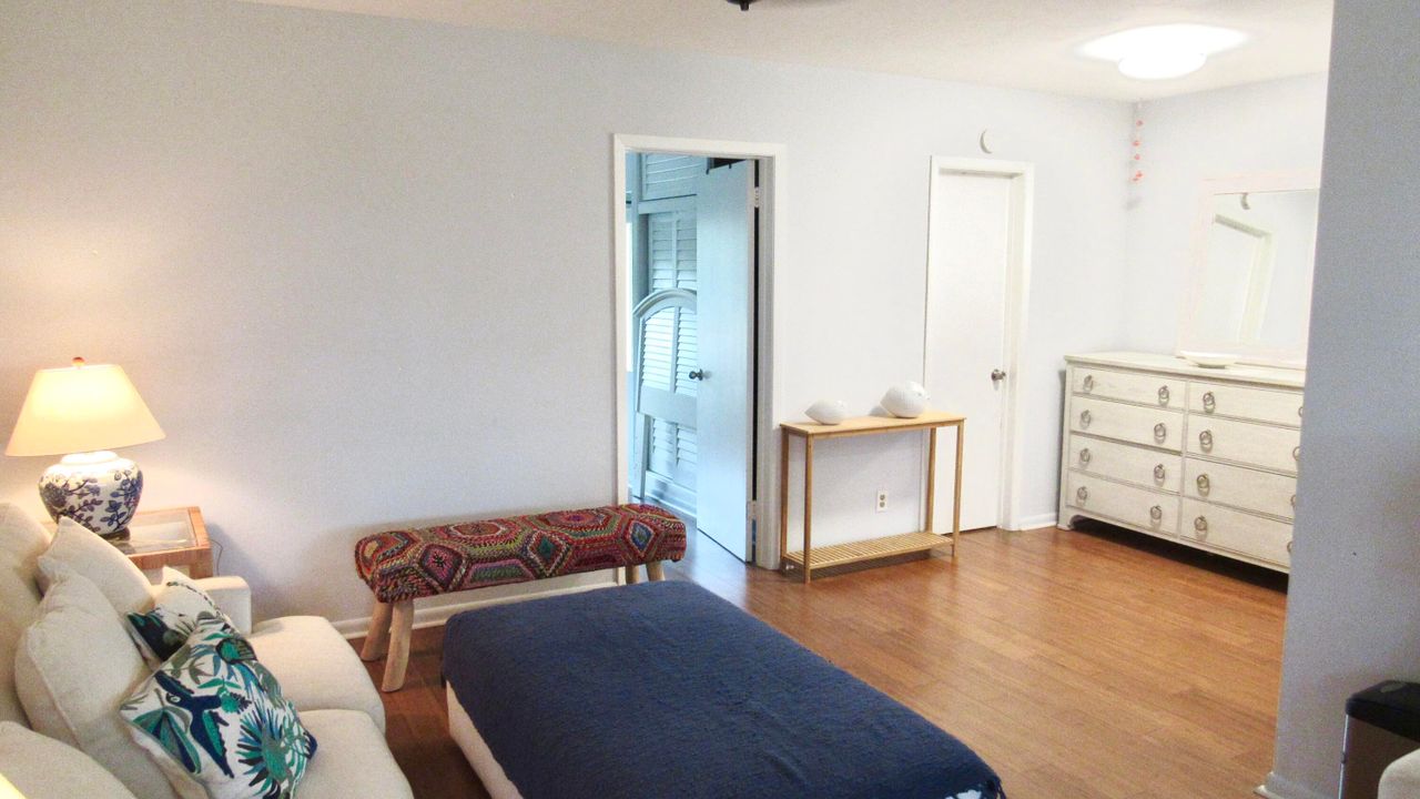 For Sale: $150,000 (1 beds, 1 baths, 567 Square Feet)