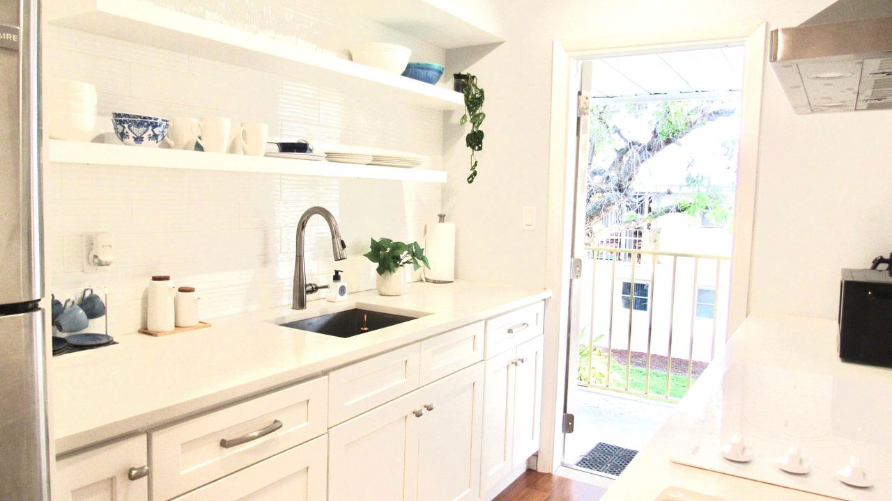 For Sale: $150,000 (1 beds, 1 baths, 567 Square Feet)