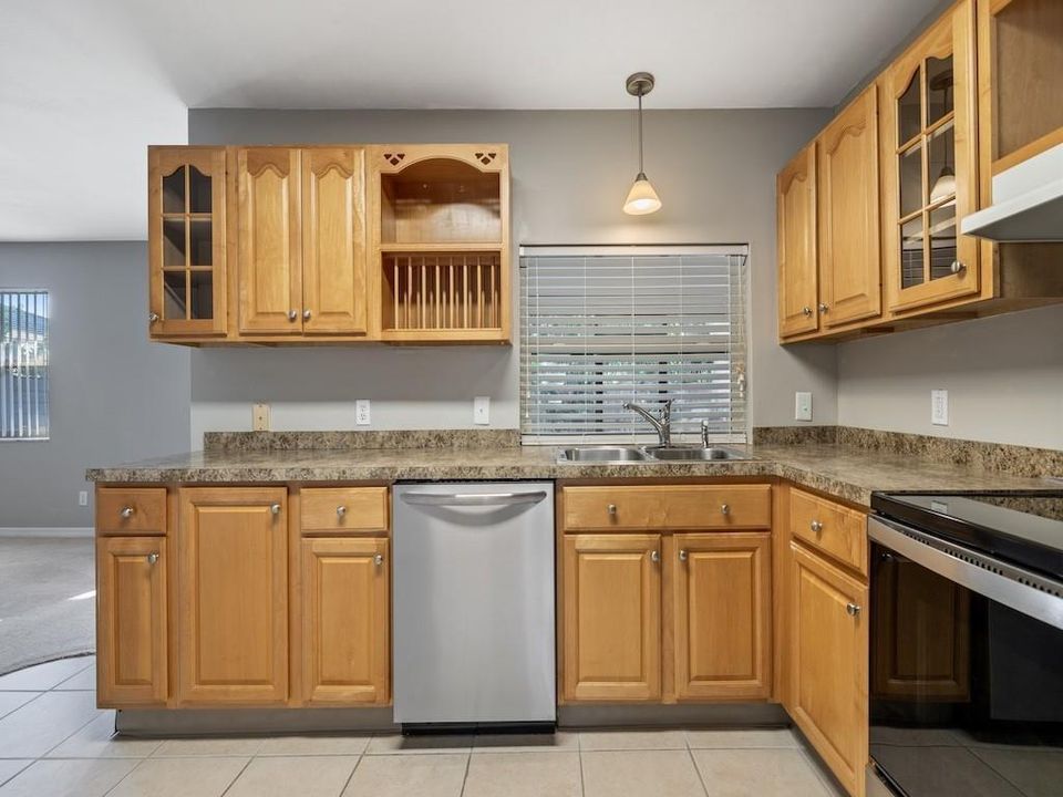 For Sale: $1,000,000 (3 beds, 2 baths, 1933 Square Feet)