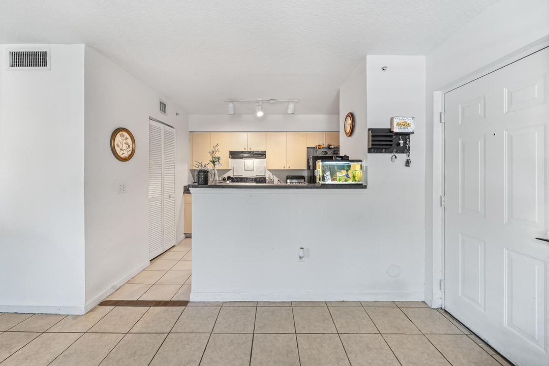 For Sale: $185,000 (1 beds, 1 baths, 760 Square Feet)