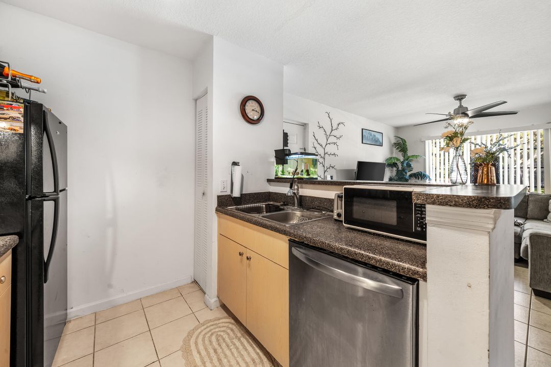 For Sale: $185,000 (1 beds, 1 baths, 760 Square Feet)