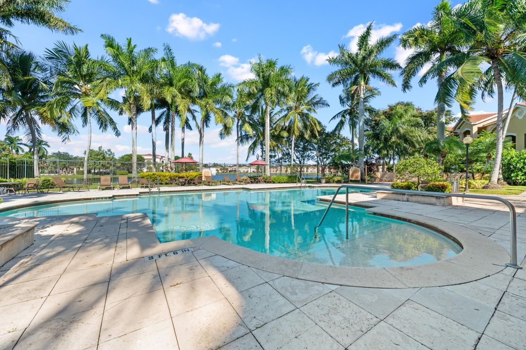 For Sale: $185,000 (1 beds, 1 baths, 760 Square Feet)