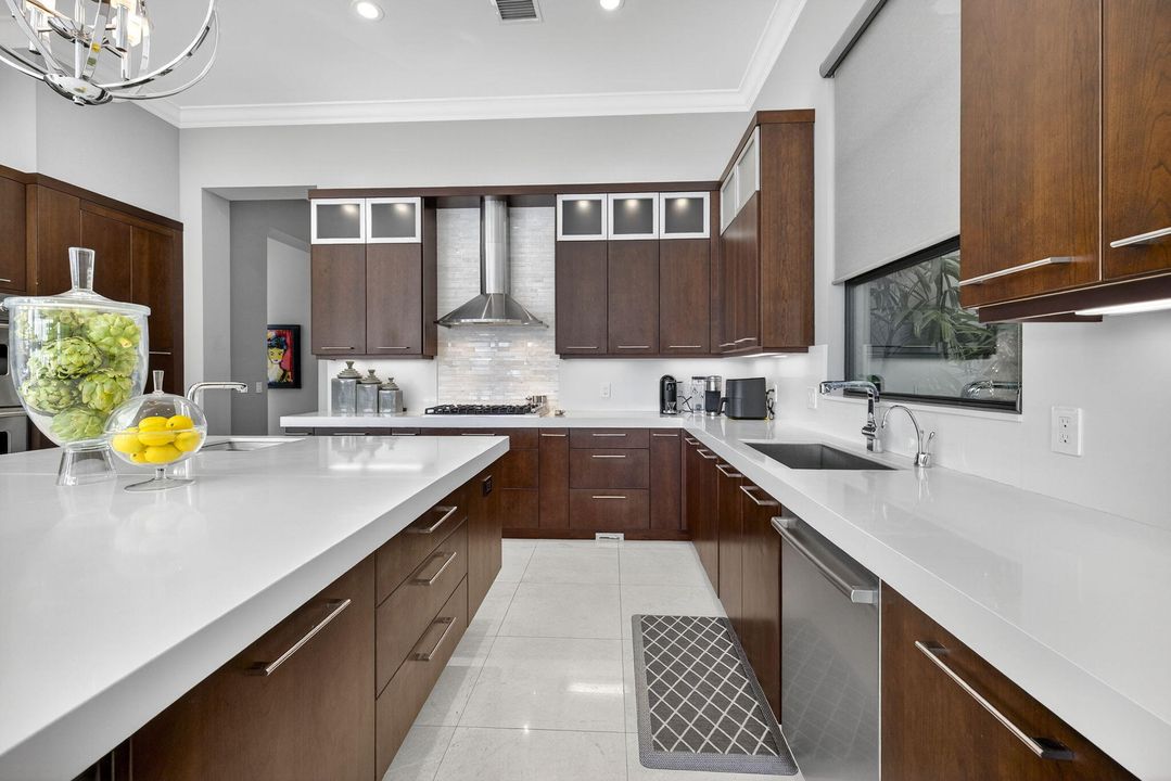 На продажу: $2,995,000 (4 спален, 5 ванн, 4638 Квадратных фут)