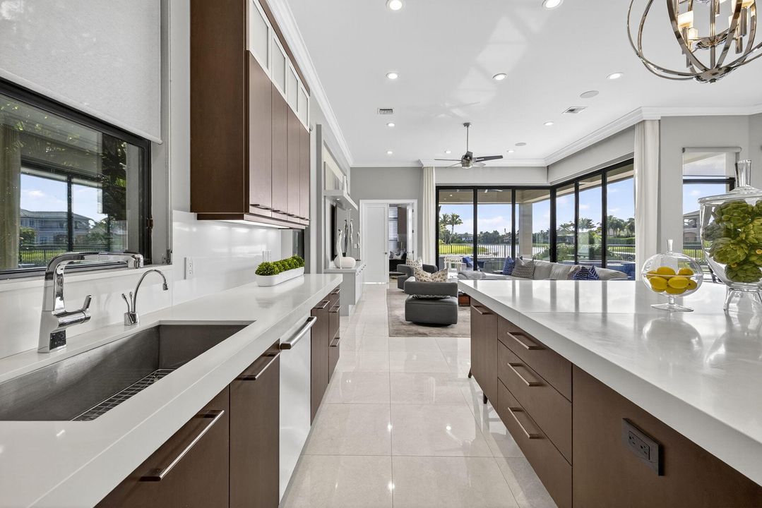 На продажу: $2,995,000 (4 спален, 5 ванн, 4638 Квадратных фут)