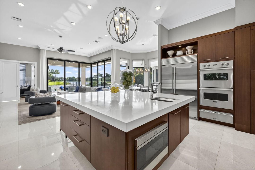 На продажу: $2,995,000 (4 спален, 5 ванн, 4638 Квадратных фут)