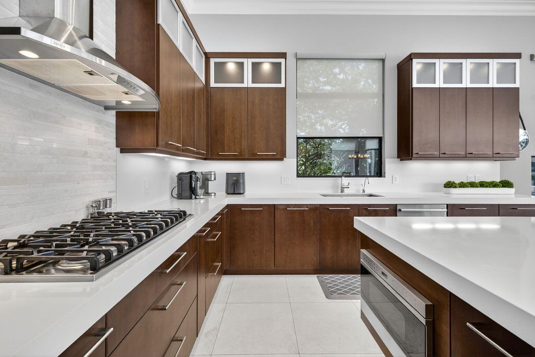 На продажу: $2,995,000 (4 спален, 5 ванн, 4638 Квадратных фут)