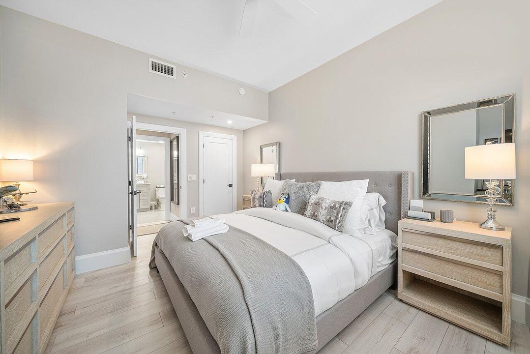 For Sale: $1,500,000 (2 beds, 2 baths, 998 Square Feet)