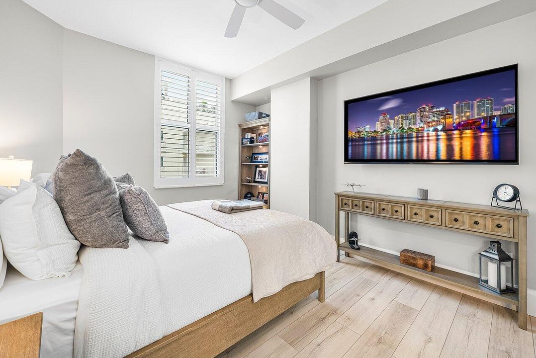 For Sale: $1,500,000 (2 beds, 2 baths, 998 Square Feet)