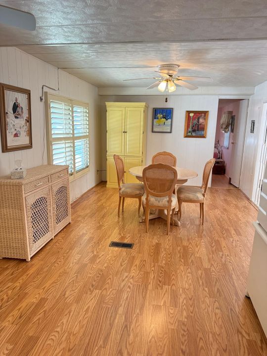 На продажу: $110,000 (2 спален, 2 ванн, 1150 Квадратных фут)