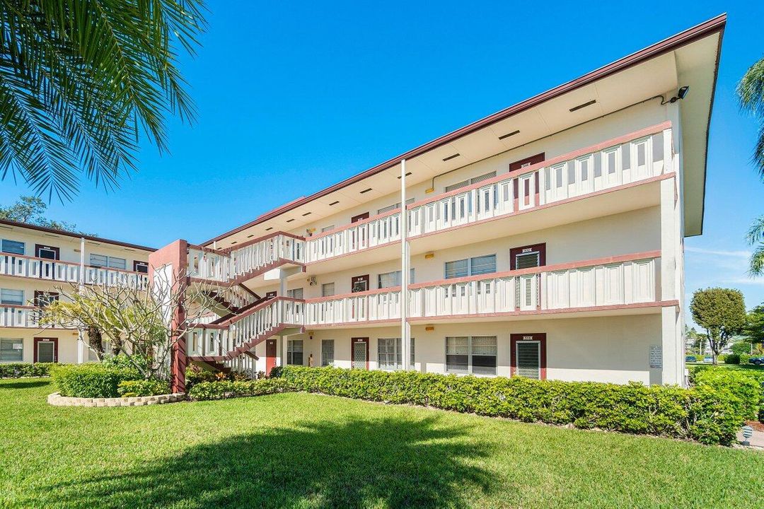 For Rent: $1,800 (2 beds, 1 baths, 819 Square Feet)