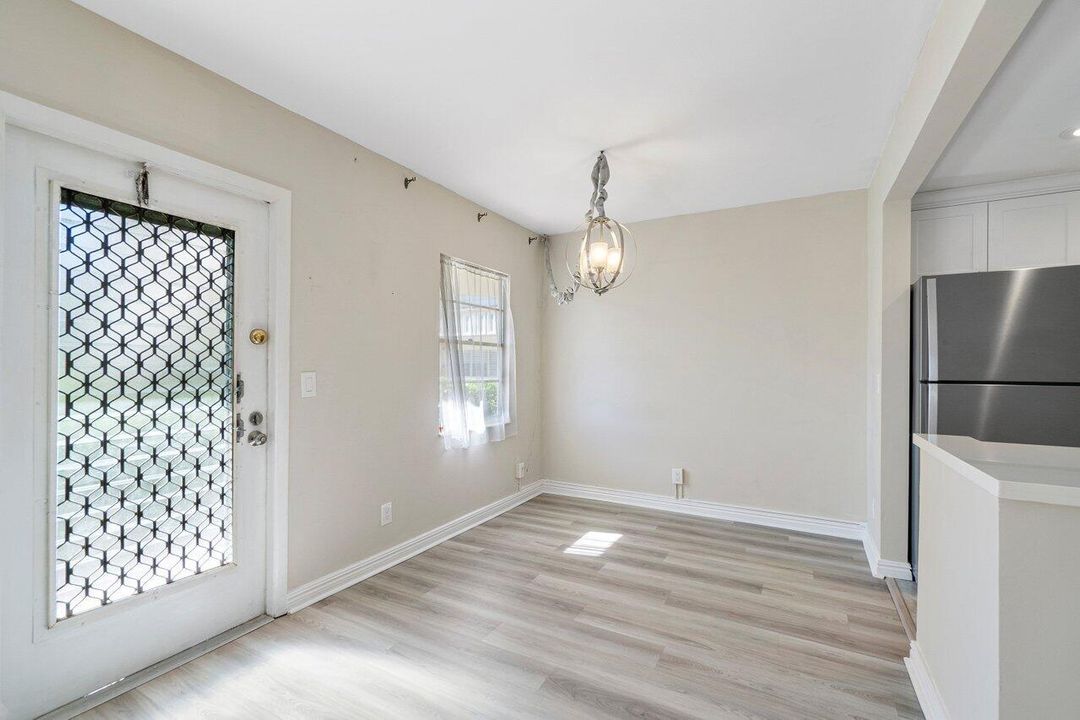 For Rent: $1,800 (2 beds, 1 baths, 819 Square Feet)