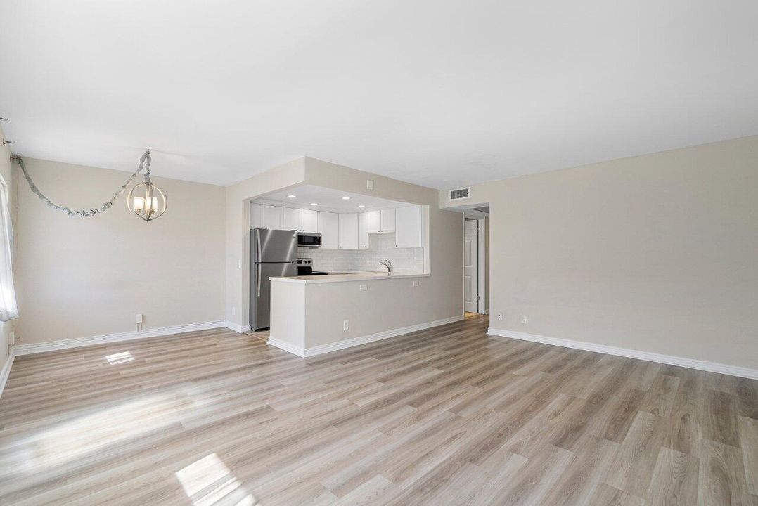 For Rent: $1,800 (2 beds, 1 baths, 819 Square Feet)