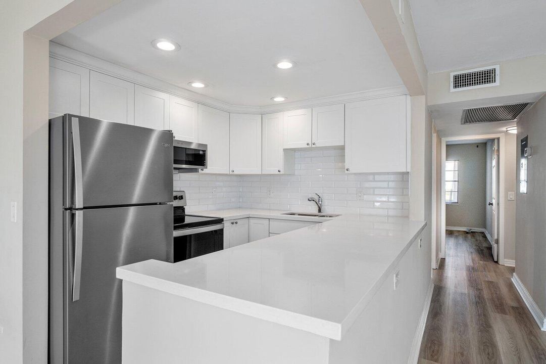 For Rent: $1,800 (2 beds, 1 baths, 819 Square Feet)