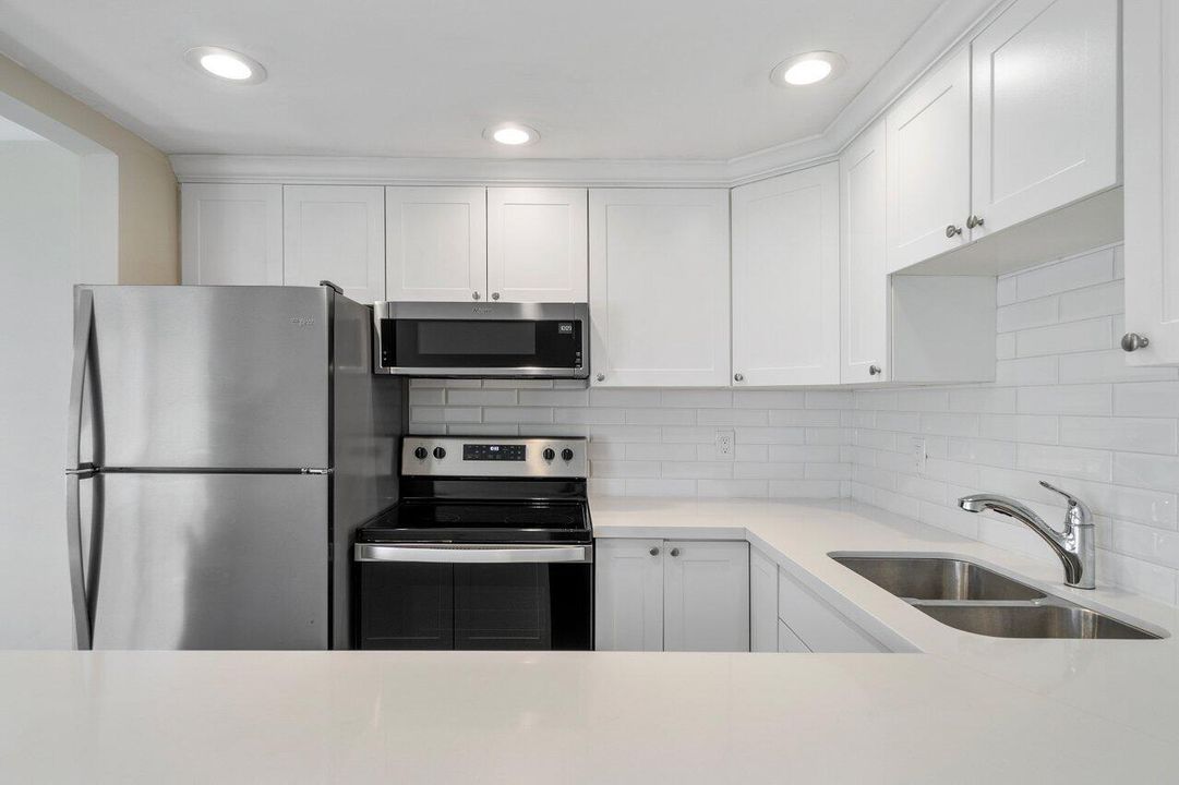 For Rent: $1,800 (2 beds, 1 baths, 819 Square Feet)