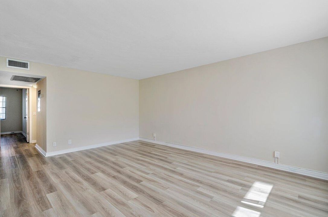 For Rent: $1,800 (2 beds, 1 baths, 819 Square Feet)