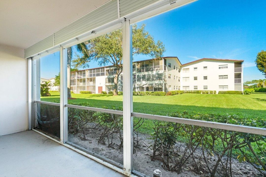 For Rent: $1,800 (2 beds, 1 baths, 819 Square Feet)