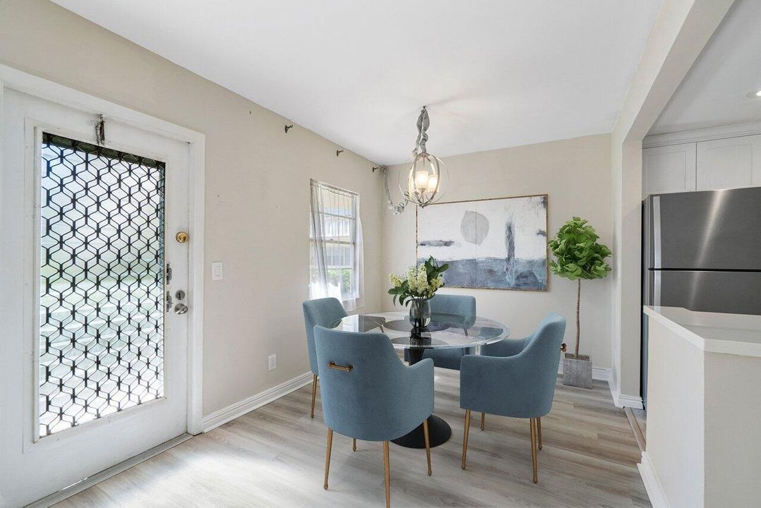 For Rent: $1,800 (2 beds, 1 baths, 819 Square Feet)