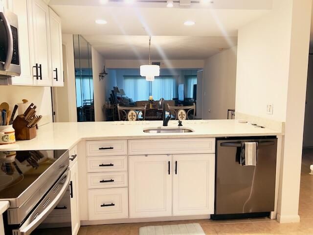 For Rent: $3,950 (2 beds, 2 baths, 1385 Square Feet)