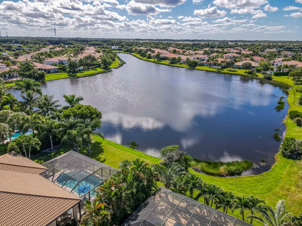 合同活跃: $1,655,000 (4 贝兹, 3 浴室, 3046 平方英尺)