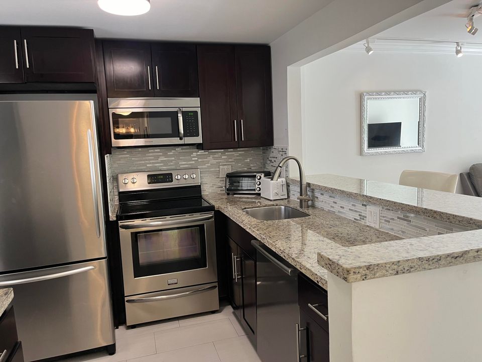 Active With Contract: $3,200 (1 beds, 1 baths, 760 Square Feet)