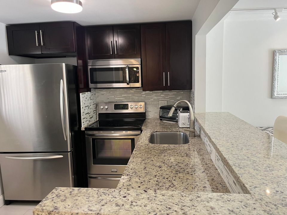 Active With Contract: $3,200 (1 beds, 1 baths, 760 Square Feet)