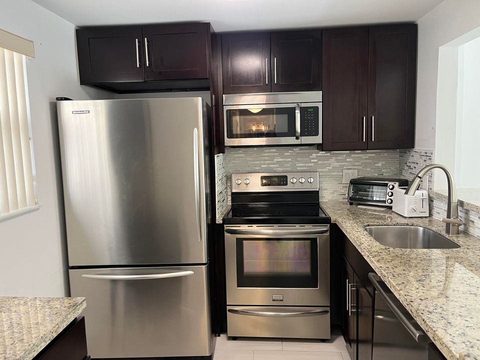 Active With Contract: $3,200 (1 beds, 1 baths, 760 Square Feet)