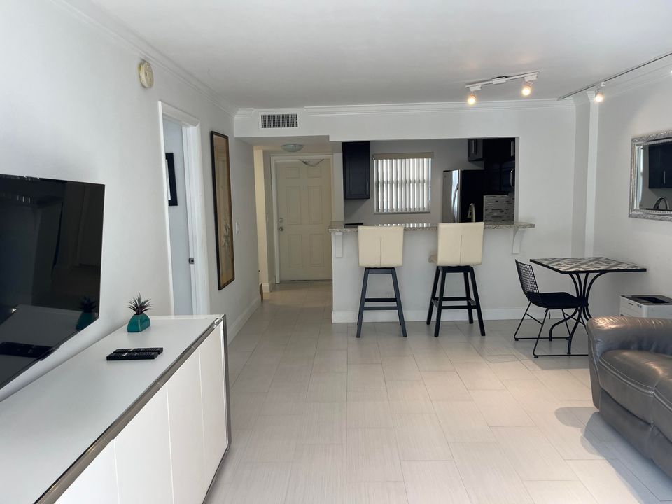Active With Contract: $3,200 (1 beds, 1 baths, 760 Square Feet)