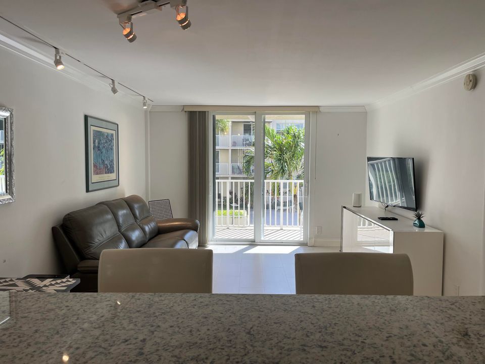 Active With Contract: $3,200 (1 beds, 1 baths, 760 Square Feet)