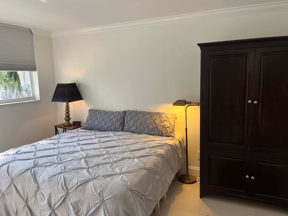 Active With Contract: $3,200 (1 beds, 1 baths, 760 Square Feet)