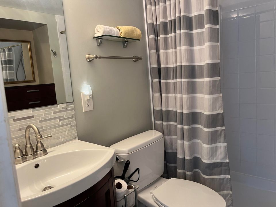 Active With Contract: $3,200 (1 beds, 1 baths, 760 Square Feet)