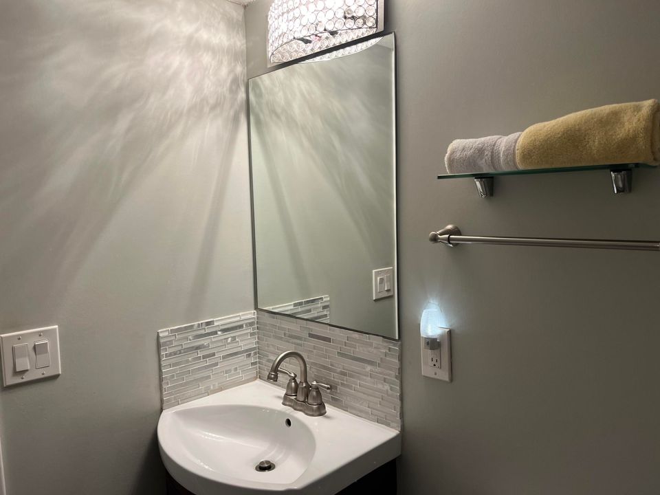 Active With Contract: $3,200 (1 beds, 1 baths, 760 Square Feet)