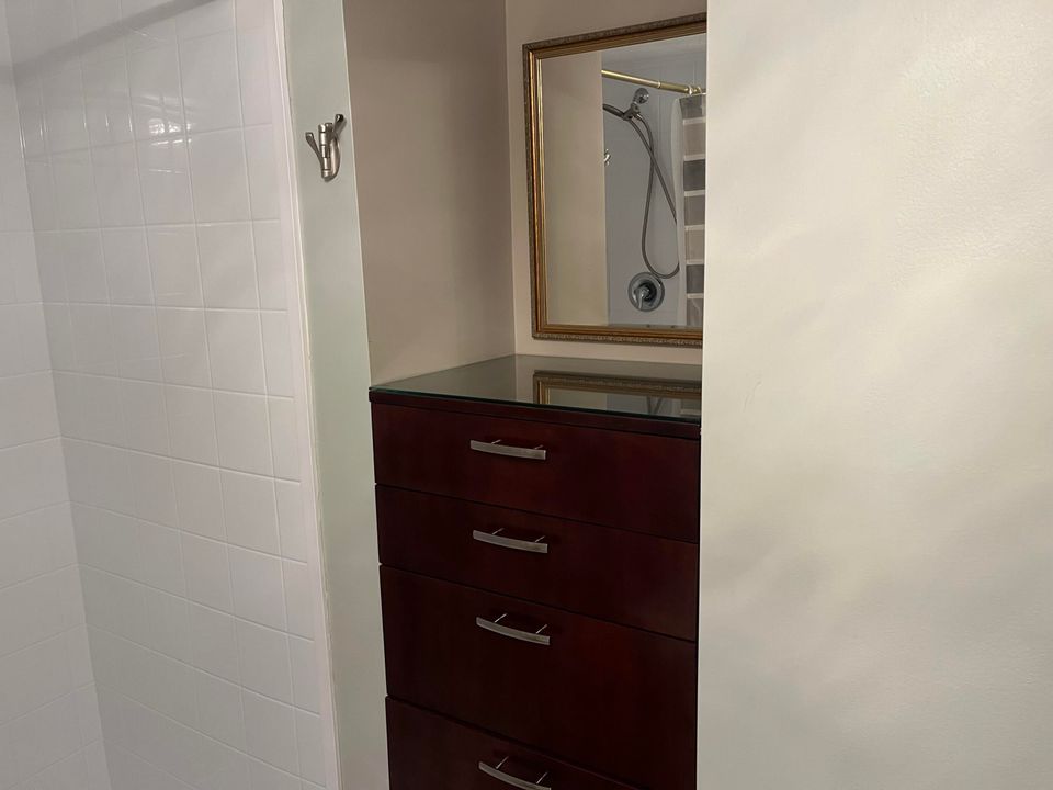 Active With Contract: $3,200 (1 beds, 1 baths, 760 Square Feet)