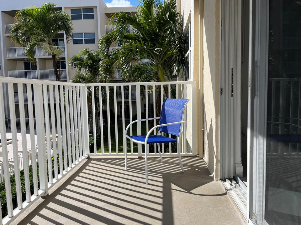 Active With Contract: $3,200 (1 beds, 1 baths, 760 Square Feet)