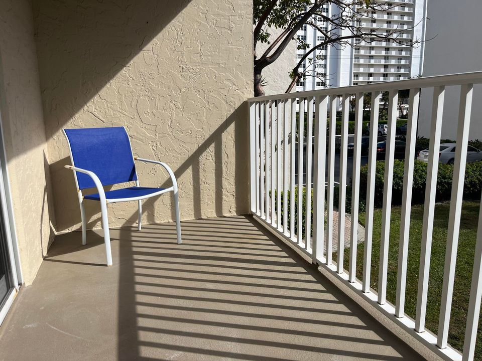 Active With Contract: $3,200 (1 beds, 1 baths, 760 Square Feet)