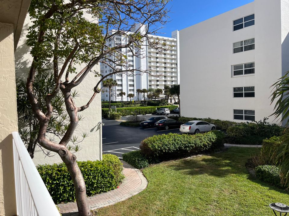 Active With Contract: $3,200 (1 beds, 1 baths, 760 Square Feet)