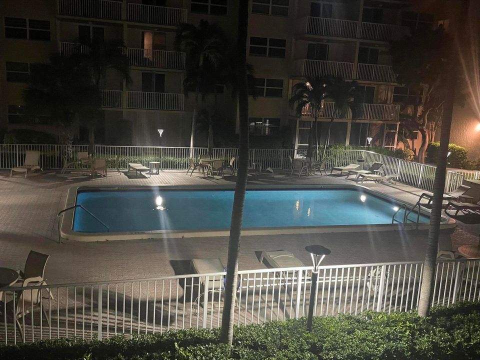 Active With Contract: $3,200 (1 beds, 1 baths, 760 Square Feet)