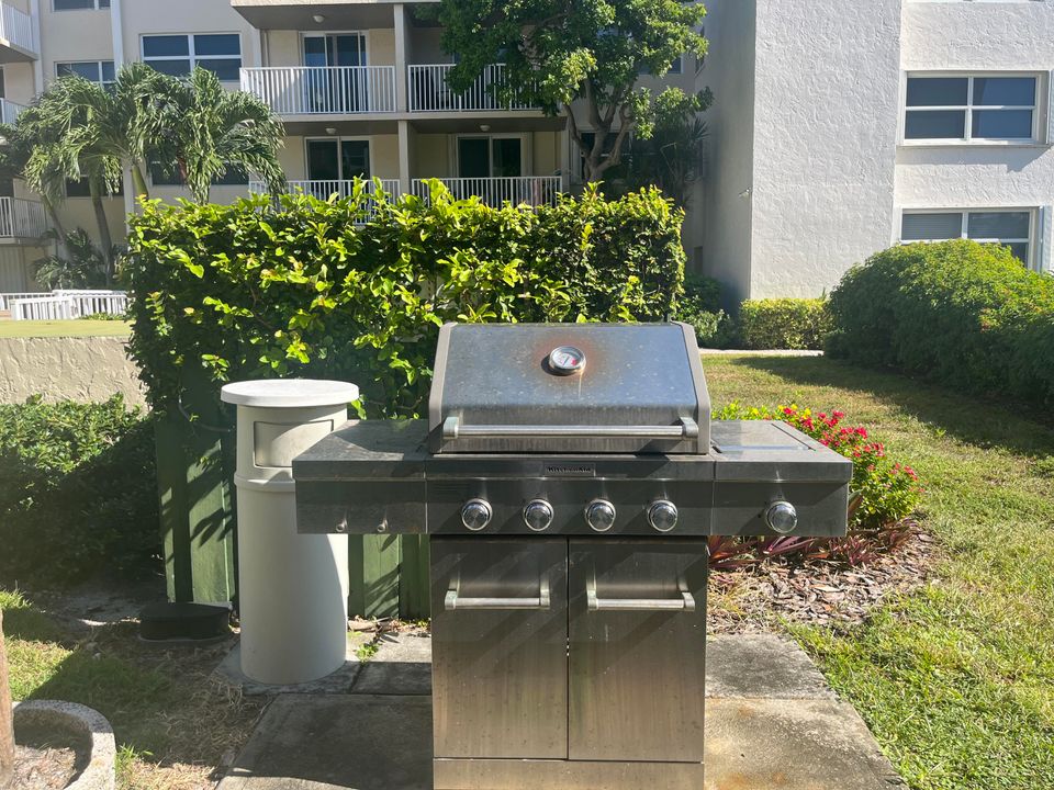 Active With Contract: $3,200 (1 beds, 1 baths, 760 Square Feet)