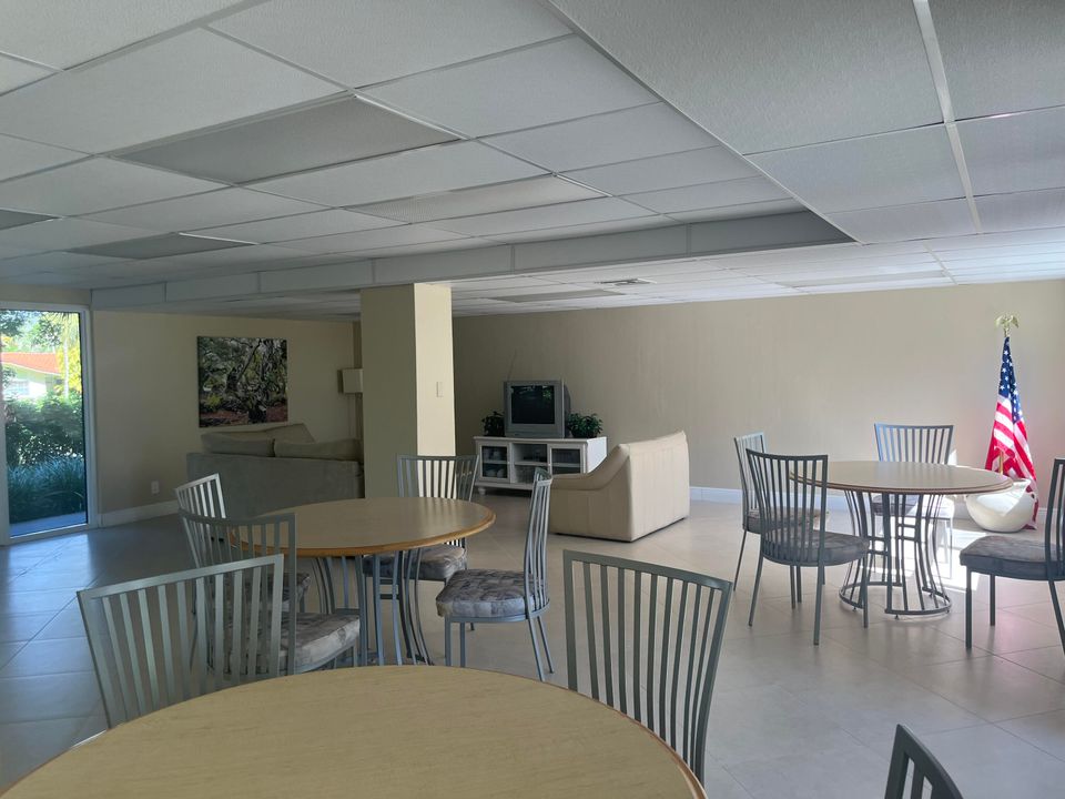 Active With Contract: $3,200 (1 beds, 1 baths, 760 Square Feet)