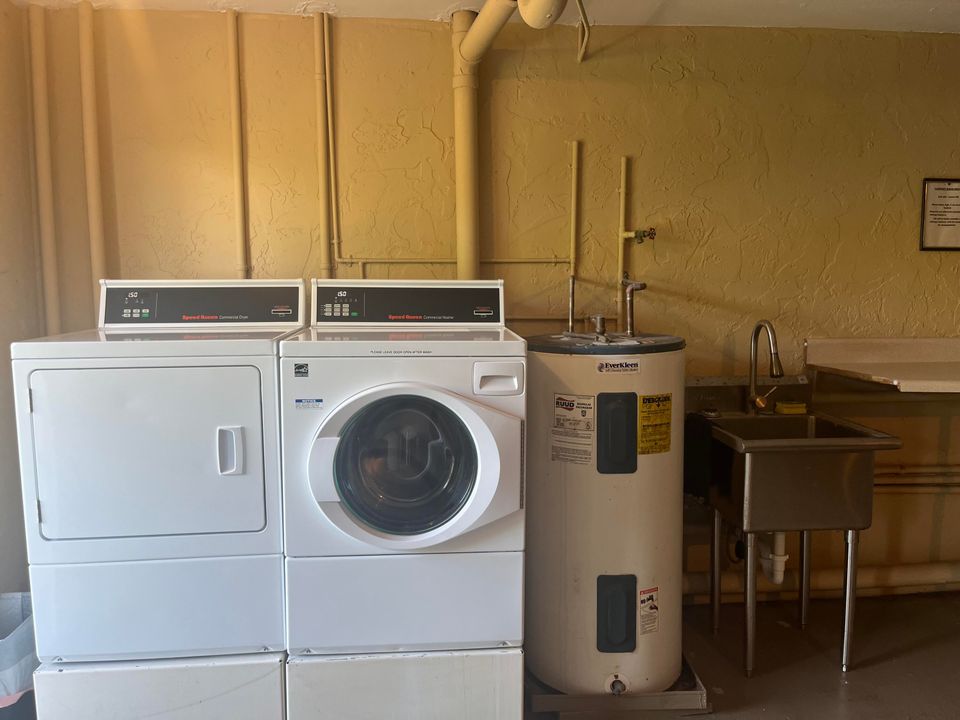 Active With Contract: $3,200 (1 beds, 1 baths, 760 Square Feet)