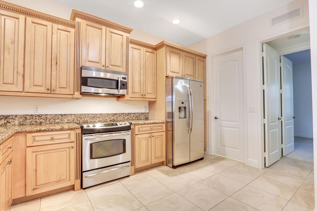 Под контрактом: $3,325 (3 спален, 3 ванн, 2274 Квадратных фут)