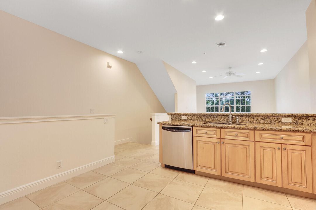 Под контрактом: $3,325 (3 спален, 3 ванн, 2274 Квадратных фут)