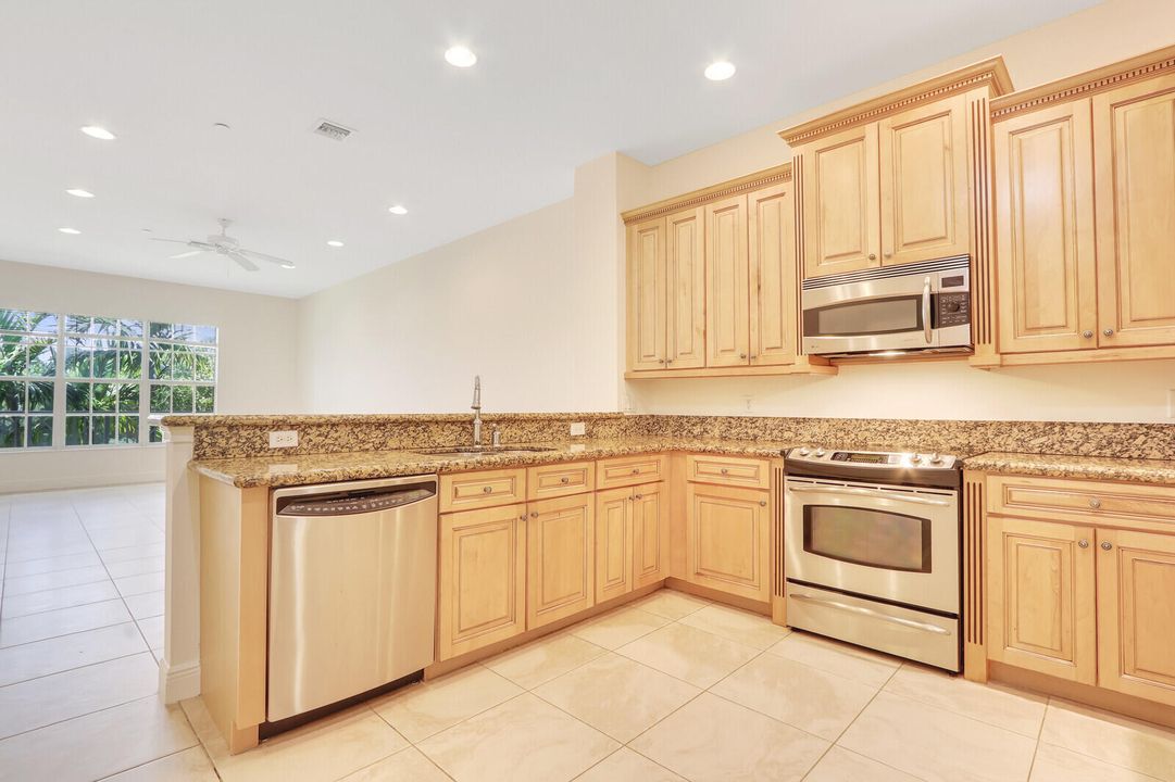 Под контрактом: $3,325 (3 спален, 3 ванн, 2274 Квадратных фут)