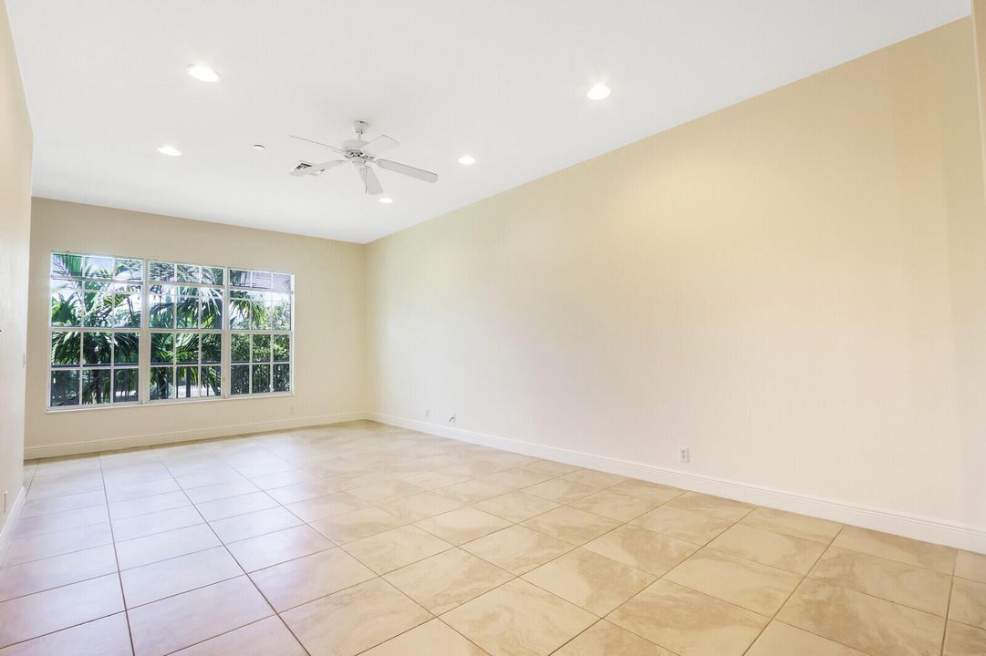 Под контрактом: $3,325 (3 спален, 3 ванн, 2274 Квадратных фут)