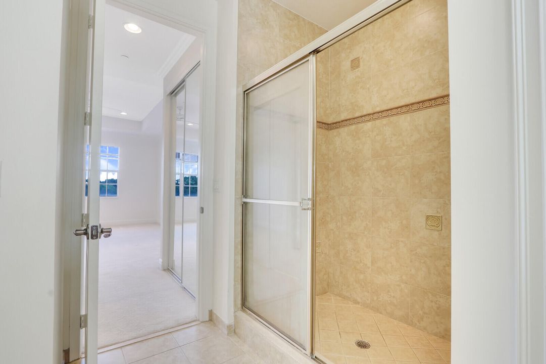 Под контрактом: $3,325 (3 спален, 3 ванн, 2274 Квадратных фут)