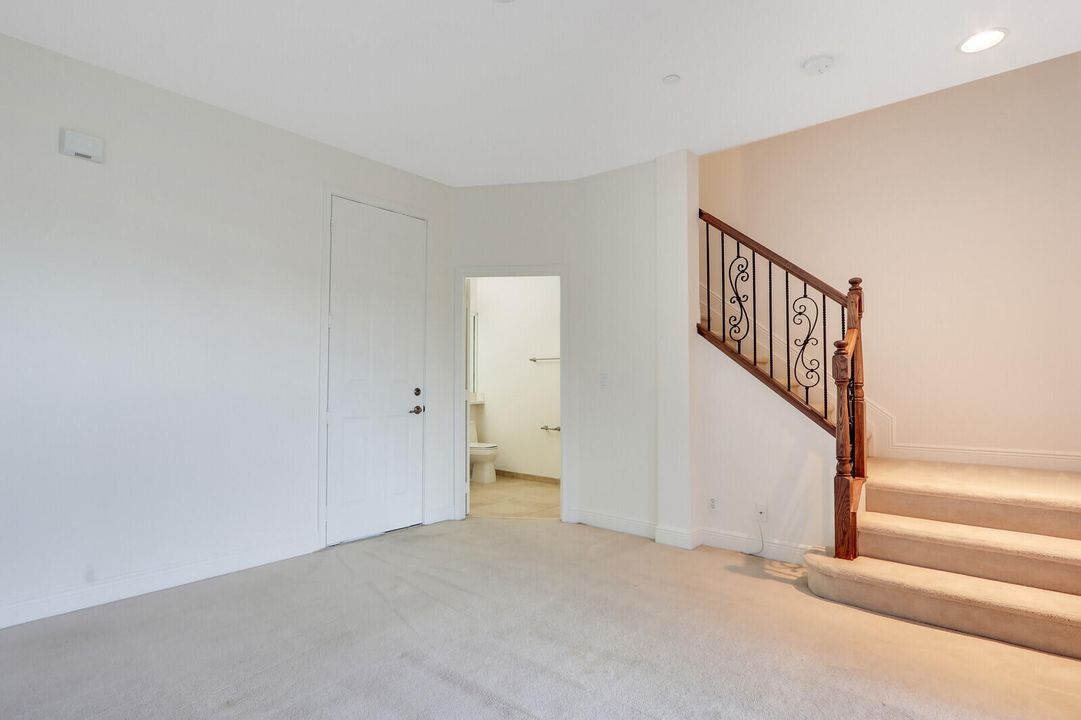 Под контрактом: $3,325 (3 спален, 3 ванн, 2274 Квадратных фут)