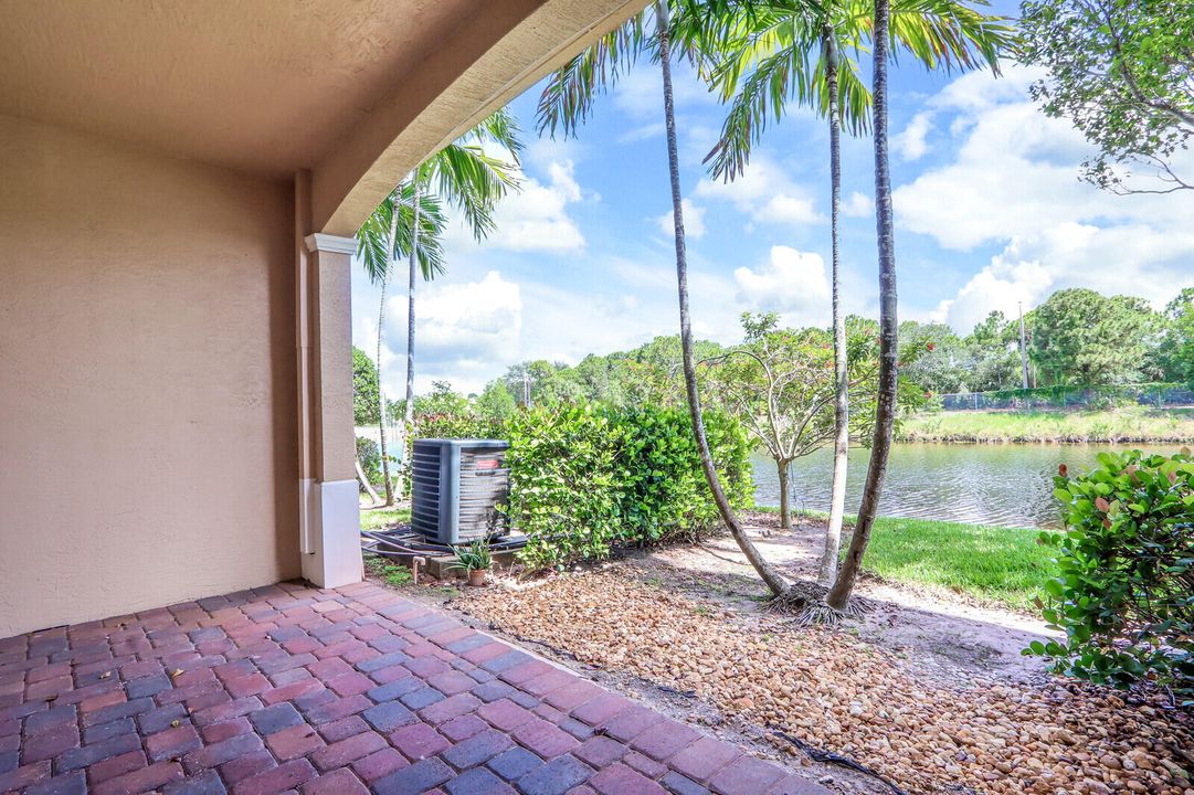 Под контрактом: $3,325 (3 спален, 3 ванн, 2274 Квадратных фут)