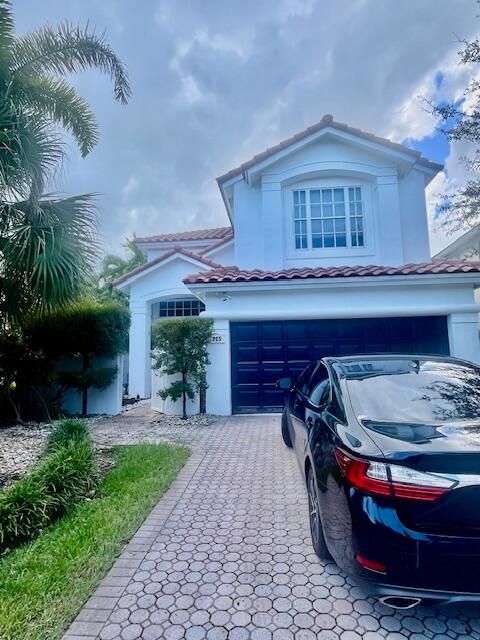 Recently Rented: $8,900 (3 beds, 3 baths, 2572 Square Feet)