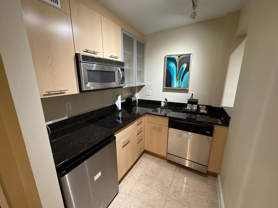 For Sale: $185,000 (1 beds, 1 baths, 548 Square Feet)