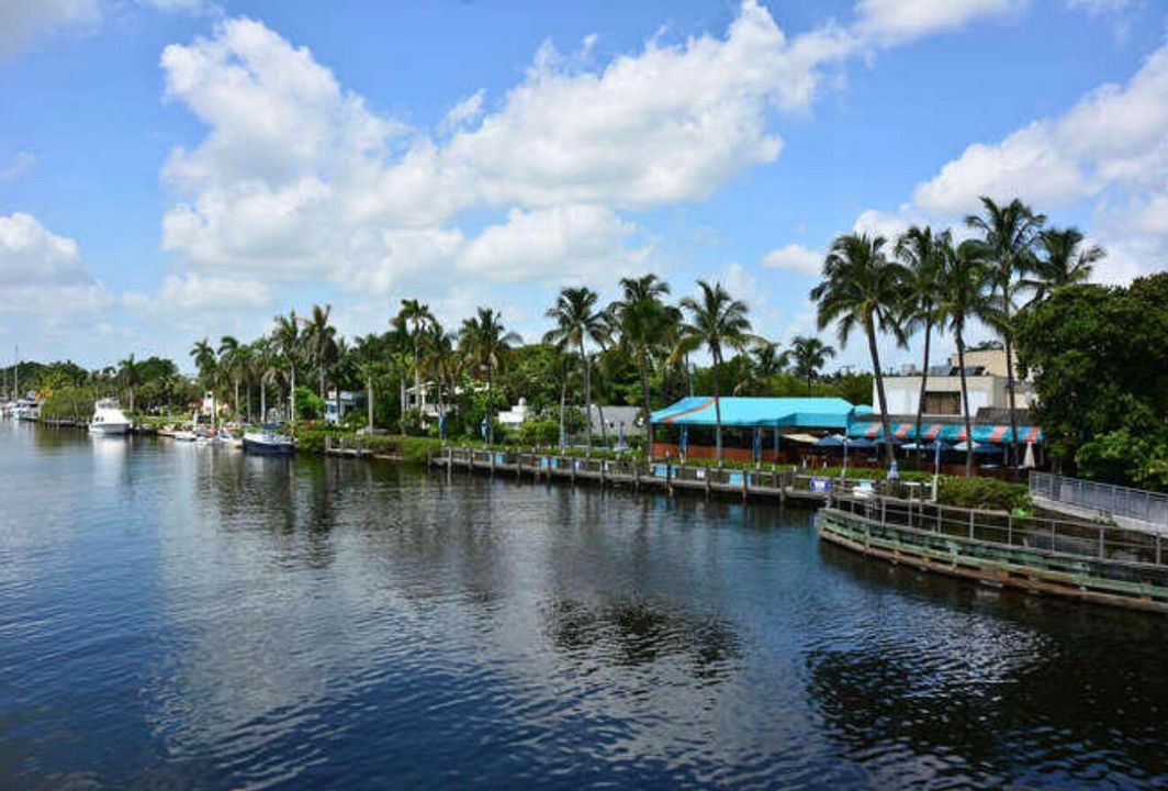 合同活跃: $949,000 (3 贝兹, 2 浴室, 2036 平方英尺)