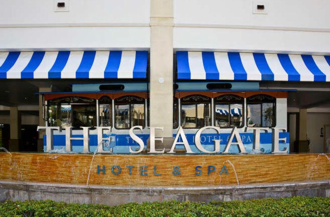 合同活跃: $949,000 (3 贝兹, 2 浴室, 2036 平方英尺)